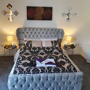 King Bed Premium Luxury + Free Parking + Free Fast Wifi Holiday home Morley (West Yorkshire)